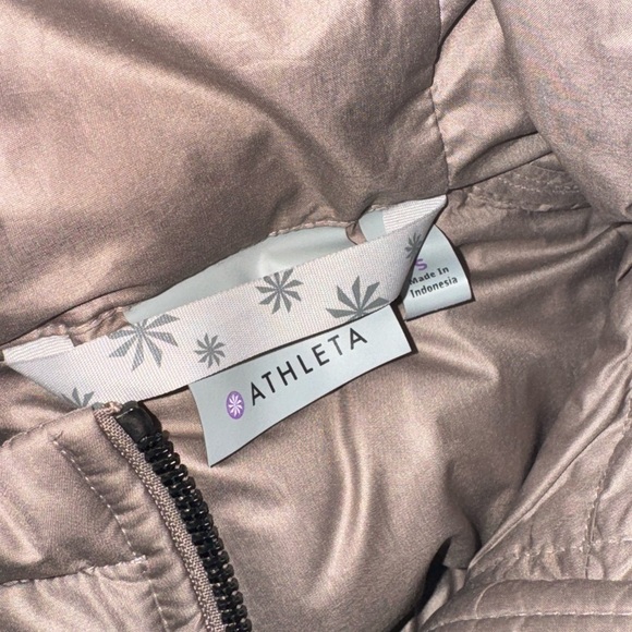 Athleta uptown down hooded puffer jacket size S pre owned - Picture 7 of 9